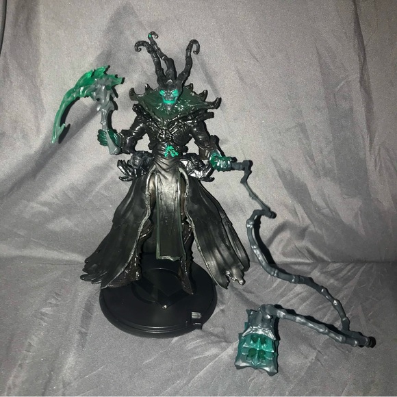 League of legends thresh action figure with stand and accessories - Picture 1 of 3